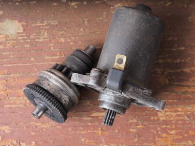 Scooter başlatıcısı masadaki parçaları ve araçları tamir eder