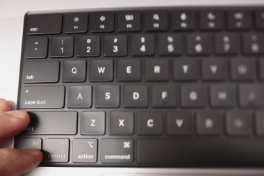 Belarus, Minsk, 2022 el işi Macbook. Yakın çekim.