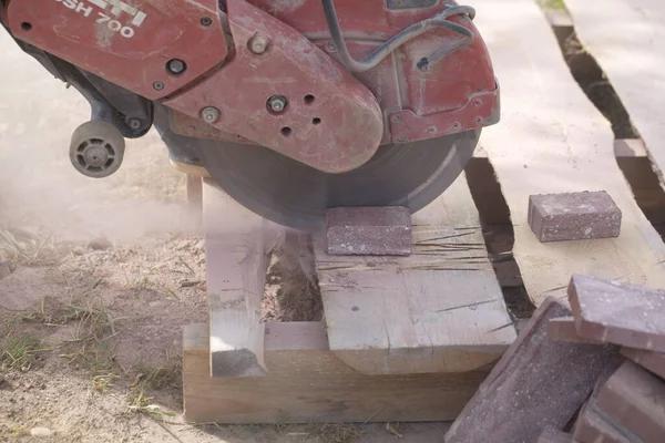 Trabalhador Construção Civil Corta Tijolos Telhas Concreto Com Cortador Energia — Fotografia de Stock