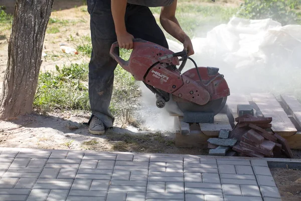 Trabalhador Construção Civil Corta Tijolos Telhas Concreto Com Cortador Energia — Fotografia de Stock