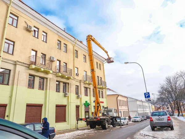 Belarus Minsk 2022 Trabalhador Elevador Hidráulico Derruba Icicles Telhado Uma — Fotografia de Stock