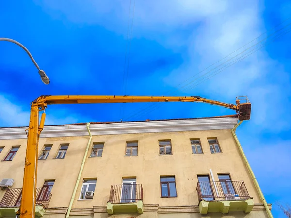 Bělorusko Minsk 2022 Pracovník Hydraulickém Výtahu Klepe Rampouchy Střechy Domu — Stock fotografie