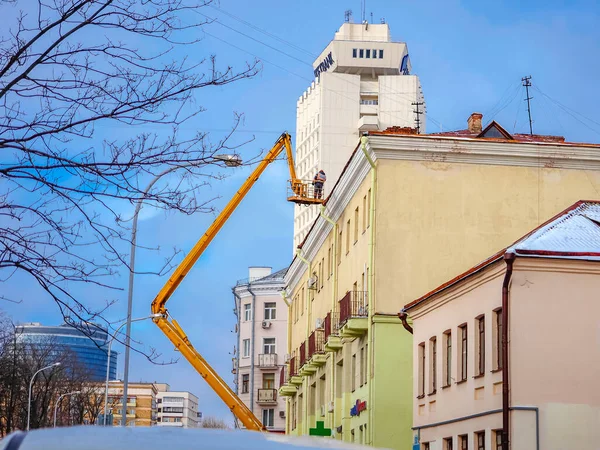 Bělorusko Minsk 2022 Pracovník Hydraulickém Výtahu Klepe Rampouchy Střechy Domu — Stock fotografie