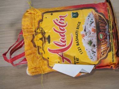 Belarus, Minsk, 2022.basmati pirinç markalı Aladdin ambalajında Hindistan 'da yapılır.