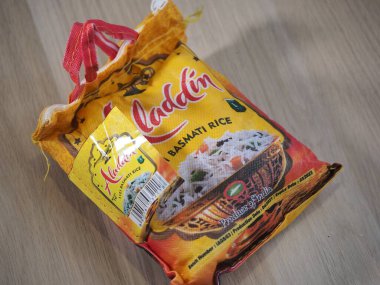 Belarus, Minsk, 2022.basmati pirinç markalı Aladdin ambalajında Hindistan 'da yapılır.
