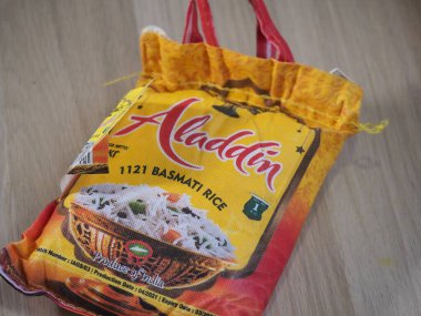 Belarus, Minsk, 2022.basmati pirinç markalı Aladdin ambalajında Hindistan 'da yapılır.