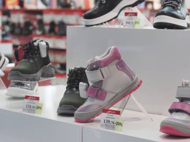 Beyaz Rusya, Minsk, 2022 ayakkabı kutusu bir mağaza vitrininde.