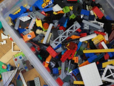 Bir sürü renkli lego parçası. Lego geçmişi. Seçici odaklanma. Minsk, Belarus -