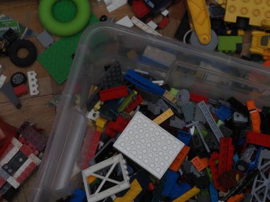 Bir sürü renkli lego parçası. Lego geçmişi. Seçici odaklanma. Minsk, Belarus -