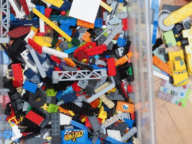 Bir sürü renkli lego parçası. Lego geçmişi. Seçici odaklanma. Minsk, Belarus -
