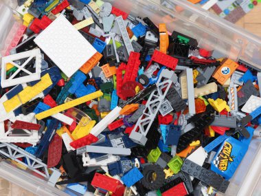 Bir sürü renkli lego parçası. Lego geçmişi. Seçici odaklanma. Minsk, Belarus -