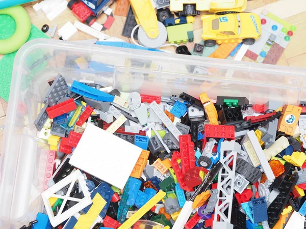 Bir sürü renkli lego parçası. Lego geçmişi. Seçici odaklanma. Minsk, Belarus -