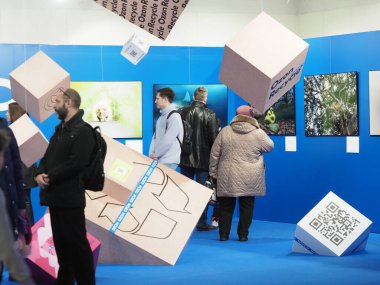 Beyaz Rusya, Minsk, 2022.ozon ru logo markası. Altın Kaplumbağa gösterisi.