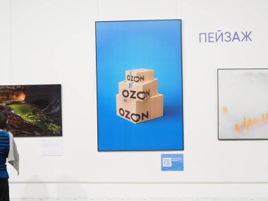 Beyaz Rusya, Minsk, 2022.ozon ru logo markası. Altın Kaplumbağa gösterisi.