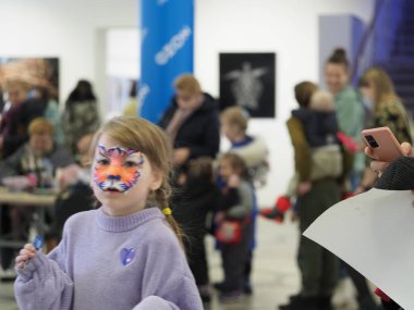 Beyaz Rusya, Minsk, 2022.ozon ru logo markası. Altın Kaplumbağa gösterisi.