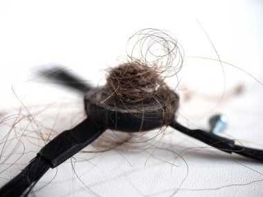 Robot süpürge fırçası saç ve tozla tıkanmış.