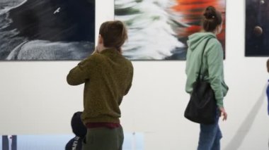 İllüstrasyon editörleri altın kaplumbağanın fotografını çekiyorlar. Ozon ru logosu damgası. belarus,minsk,2022 