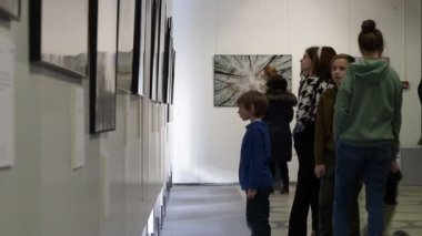 İllüstrasyon editörleri altın kaplumbağanın fotografını çekiyorlar. Ozon ru logosu damgası. belarus,minsk,2022 