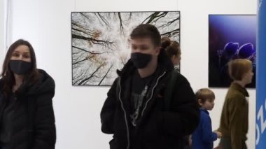 İllüstrasyon editörleri altın kaplumbağanın fotografını çekiyorlar. Ozon ru logosu damgası. belarus,minsk,2022 