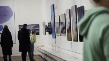 İllüstrasyon editörleri altın kaplumbağanın fotografını çekiyorlar. Ozon ru logosu damgası. belarus,minsk,2022 