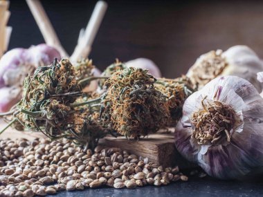 Ot tomurcukları ve sarımsak. tıbbi esrar