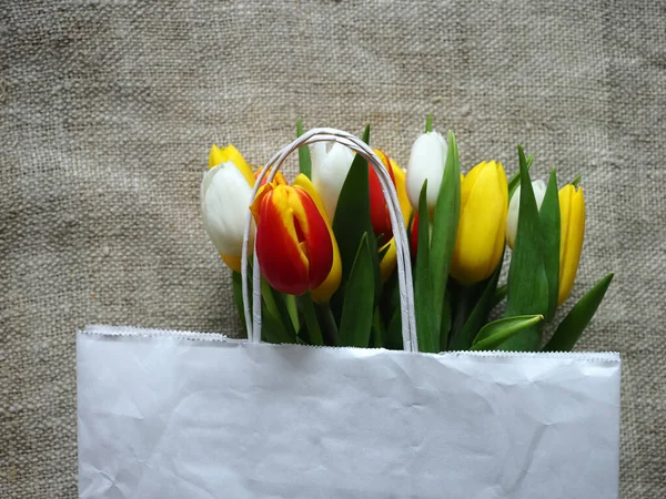 Buket Tulip Latar Belakang Kain Rami Stok Foto Bebas Royalti