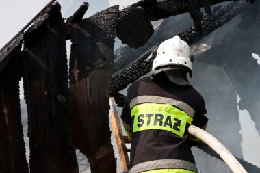 Polonya'da küçük köyde yangın, kurtarma eylemi