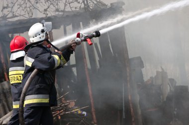 Polonya'da küçük köyde yangın, kurtarma eylemi