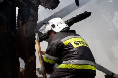 Polonya'da küçük köyde yangın, kurtarma eylemi