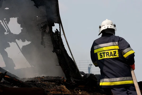 Požár v malé vesnici v Polsku, záchranné akce — Stock fotografie