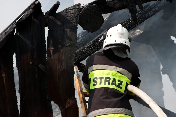 Fuego en pequeña aldea en Polonia, acción de rescate — Foto de Stock