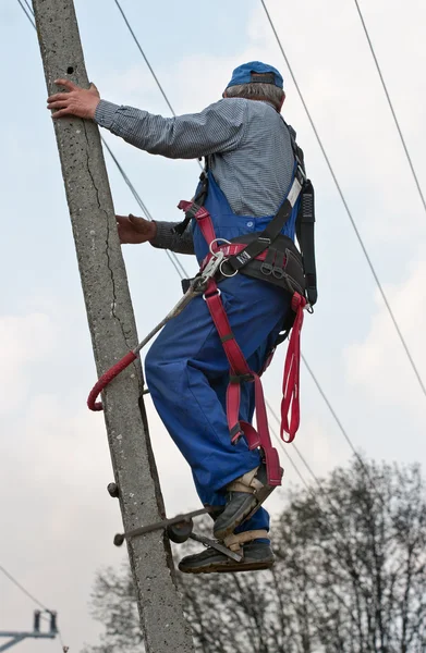 Elektrikçi pilon üzerinde