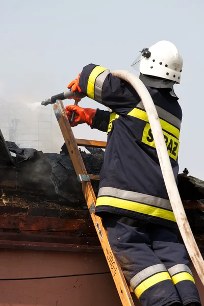 Fuego en pequeña aldea en Polonia, acción de rescate — Foto de Stock