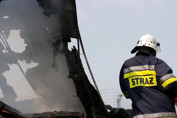 Fuego en pequeña aldea en Polonia, acción de rescate Fotos de stock libres de derechos