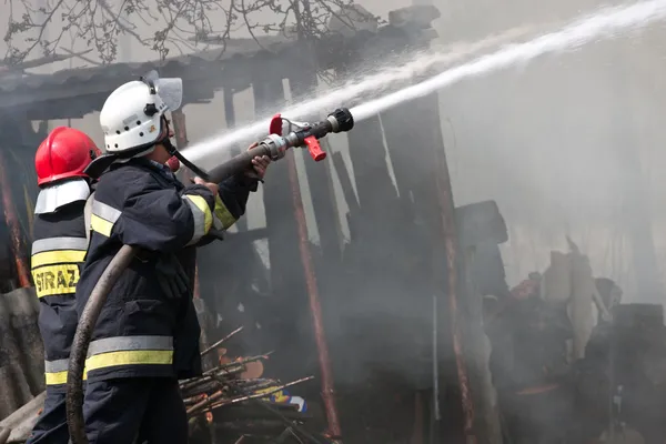 Brand i liten by i Polen, rädda åtgärder Stockfoto