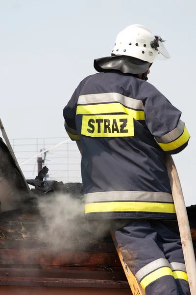 Brand i liten by i Polen, rädda åtgärder Stockfoto