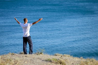 genç adam tepede duruyor