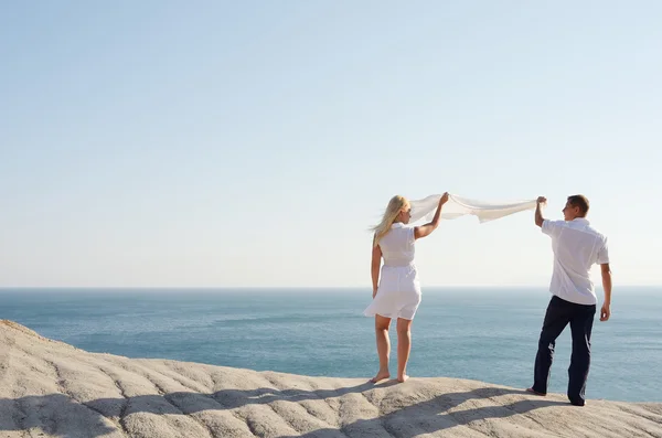 Menino e menina segurando um xale branco — Fotografia de Stock