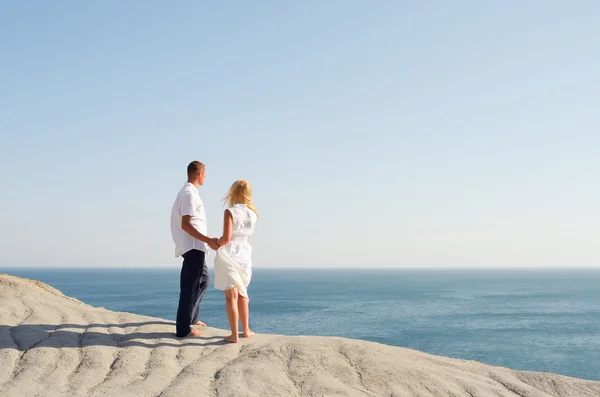 Junge und Mädchen ruhen sich am Meer aus — Stockfoto