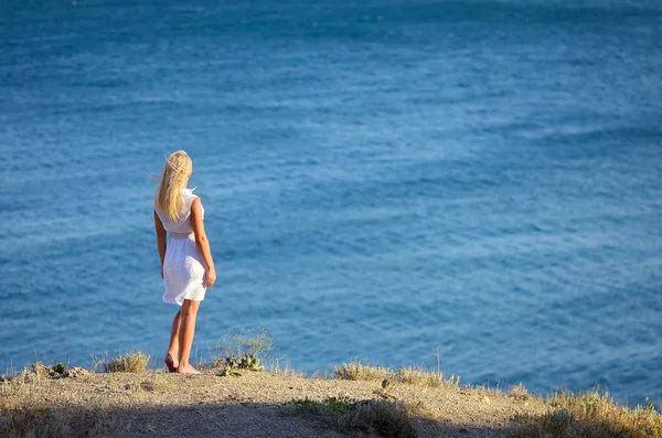 Young girl standing on the beach — Stock Photo, Image