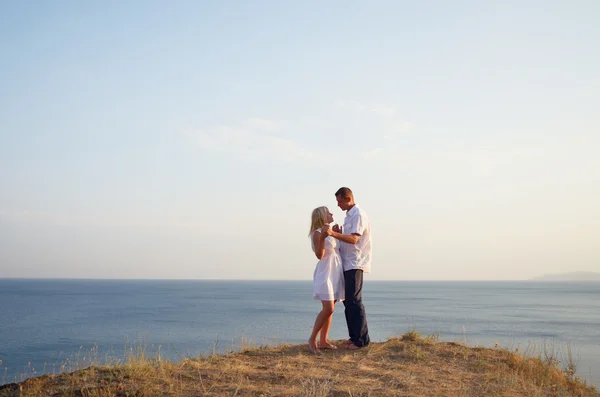 Jovem casal na praia — Fotografia de Stock