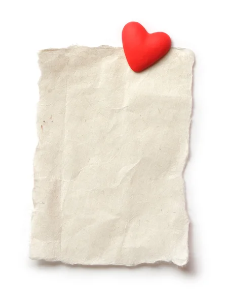 Hoja blanca de papel para su texto y corazón rojo — Foto de Stock