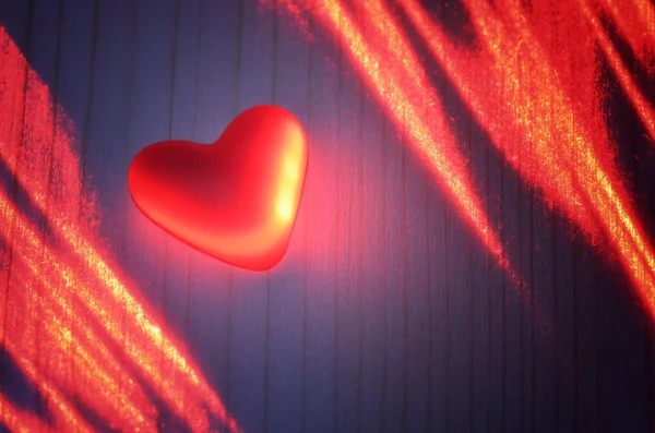 Czerwone serce w świetle lasera — Zdjęcie stockowe