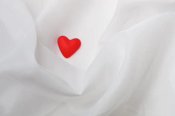 Coeur rouge sur fond blanc — Photo