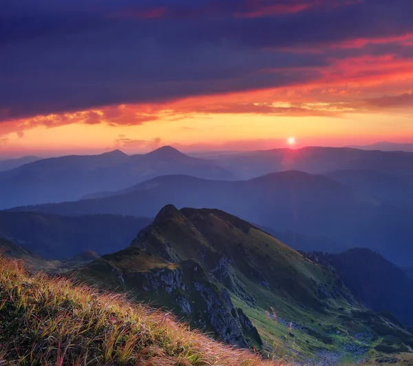Belo nascer do sol nas montanhas — Fotografia de Stock