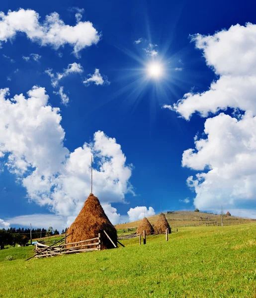 Haystacks en las montañas — Foto de Stock