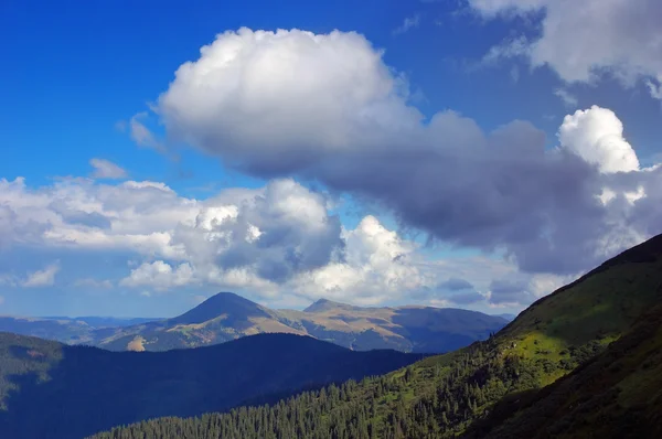 Molnig himmel i bergen — Stockfoto