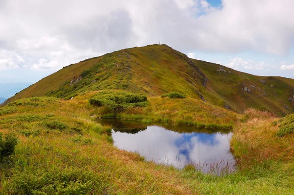 Um pequeno lago nas montanhas — Fotografia de Stock