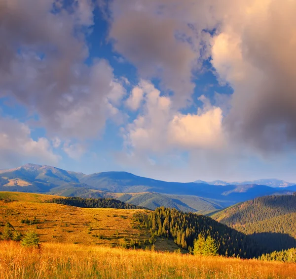 Ciel nuageux sur les montagnes — Photo