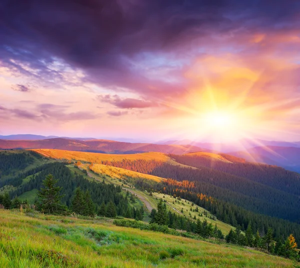 Una serata colorata in montagna — Foto Stock